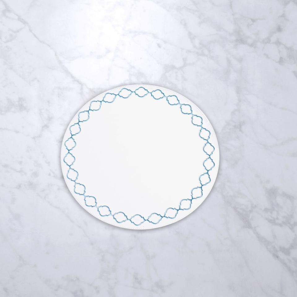 Round Embroidered Quatrefoil 15.5" Round Placemats Set of 4 (Blue)